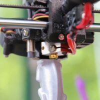 Nahaufnahme eines 3D-Drucker-Heizblock, der ein Objekt druckt