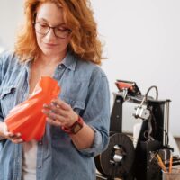 Frau hält Vase 3d Druck ohne infill
