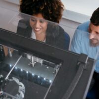 Frau und Mann schauen auf ihren 3D-Drucker