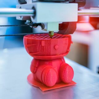 3d printen van een rood object met onderextrusie