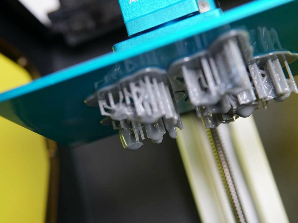 hars sla 3d printer met objecten op bouwplaat