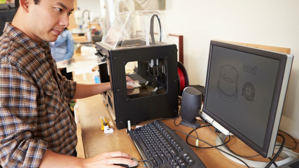 Man werkt aan het repareren van het piepgeluid van de 3d printer