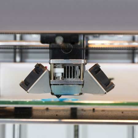 3d printer with close up on glass printer bed