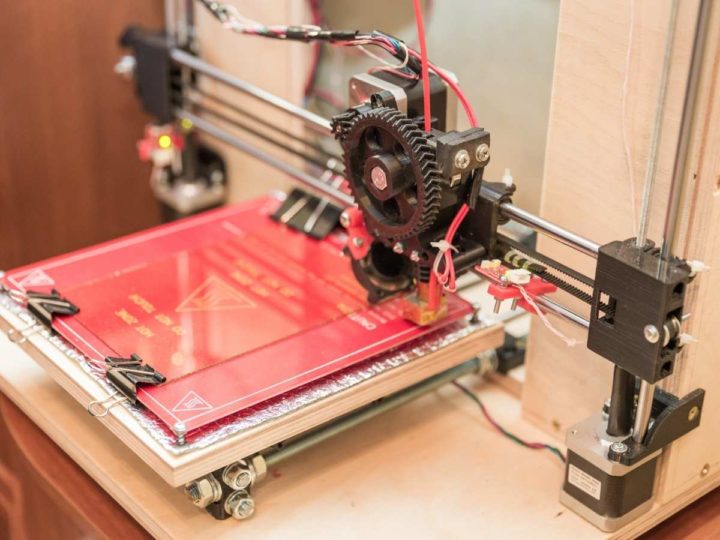 3d printer with glass bed hold in place with clamps