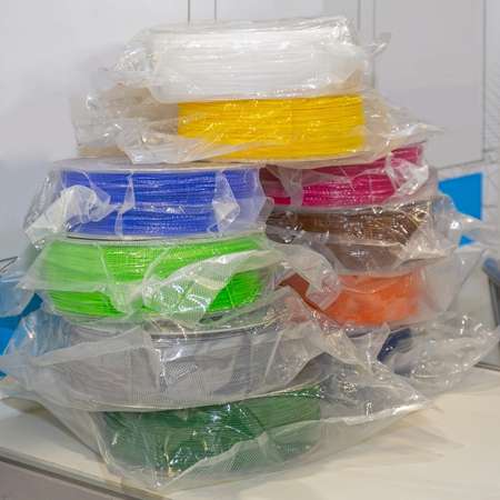 Filament d'imprimante 3D scellé dans des sacs en plastique